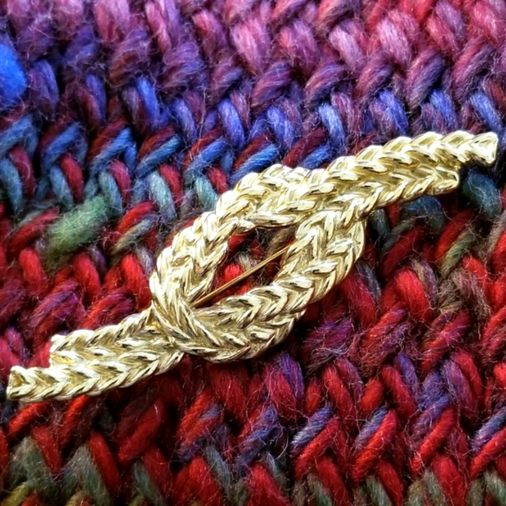 Vintage Trifari braided knot brooch gold tone pin
